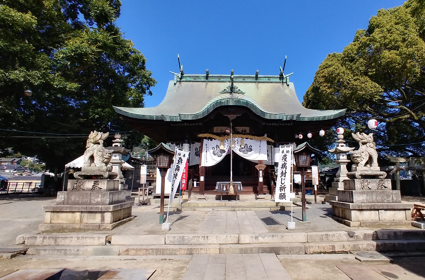 青空の下に佇む亀山八幡宮の社殿