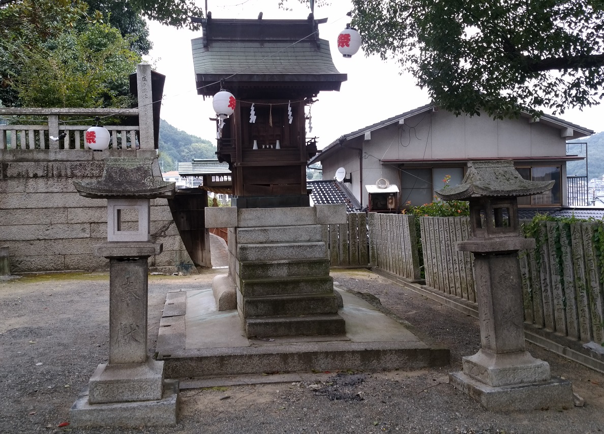 高御座神社と石灯籠